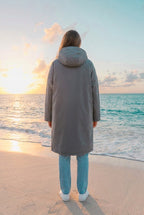 Regatta Umziehkleid Robe Regenmantel Knielang – TraumStück Sylt – Iron, Rückansicht