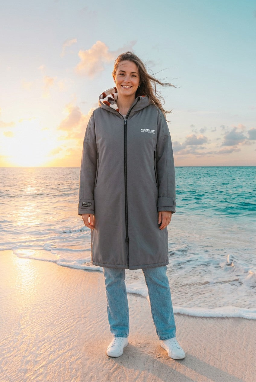 Regatta Umziehkleid Robe Regenmantel Knielang – TraumStück Sylt – Iron, Vorderansicht