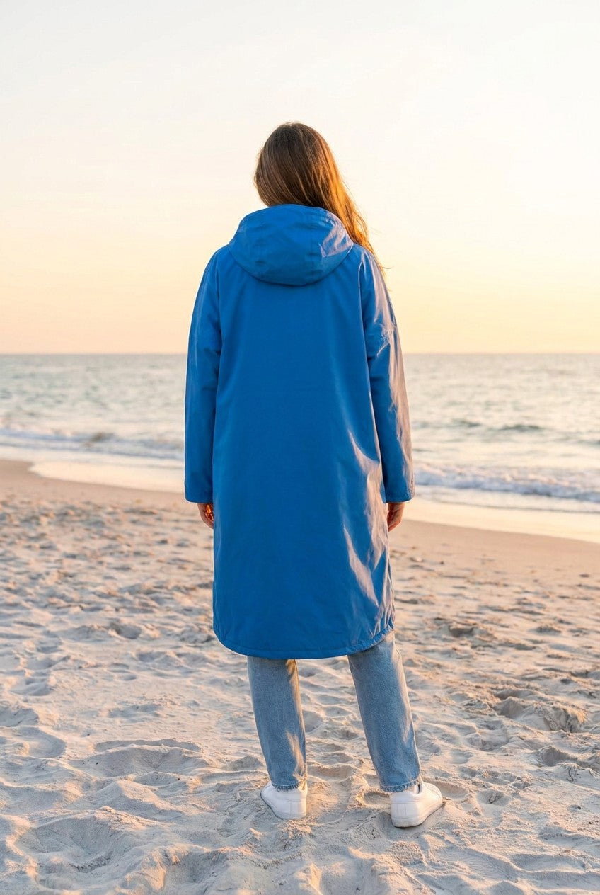 Regatta Umziehkleid Robe Regenmantel Knielang – TraumStück Sylt – Sonic Blue, Rückansicht