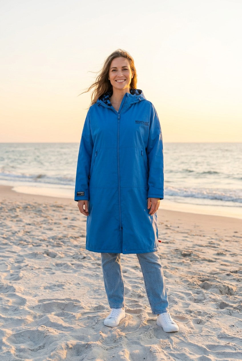 Regatta Umziehkleid Robe Regenmantel Knielang – TraumStück Sylt – Sonic Blue, Vorderansicht