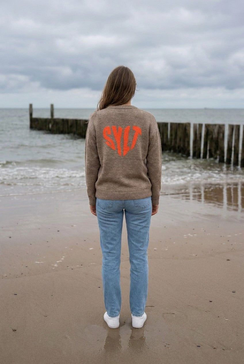 Strickpullover Sylt-Herz-Stickerei – TraumStück Sylt – braun, Rückansicht