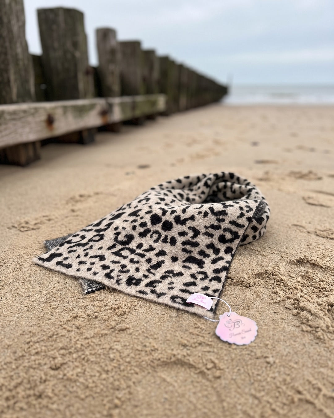 Leo Schal Strickschal lang – TraumStück Sylt – Beige-Schwarz, Vorderansicht