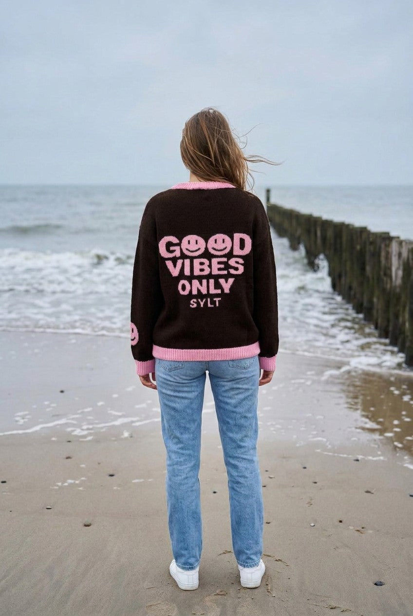 Good Vibes Only Pullover Strickpullover Oversized – TraumStück Sylt – Dunkelbraun, Rückansicht
